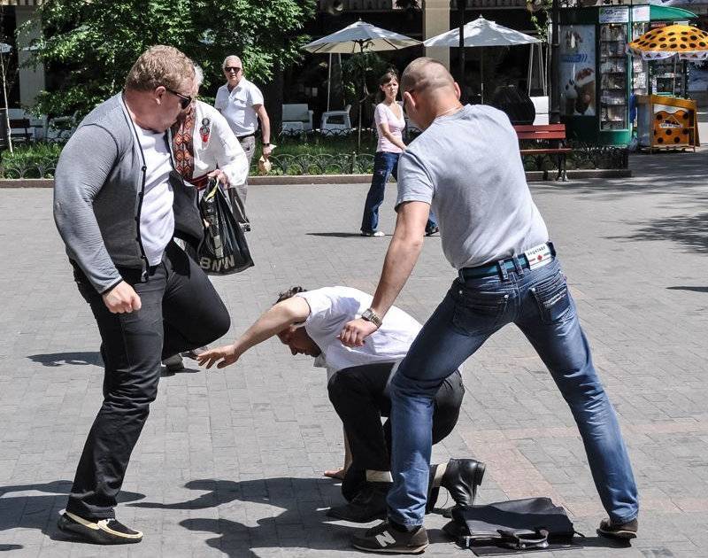 Трое на одного. Незнакомцы пробили голову посетителю кафе - readovka.ru