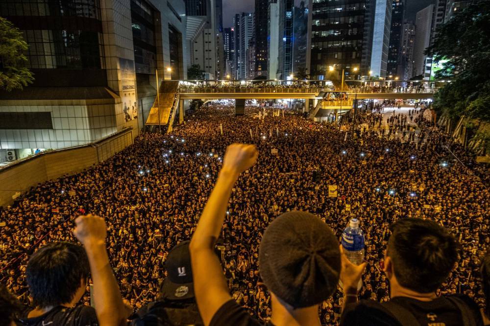 Манифестанты в Гонконге разгромили полицейский участок