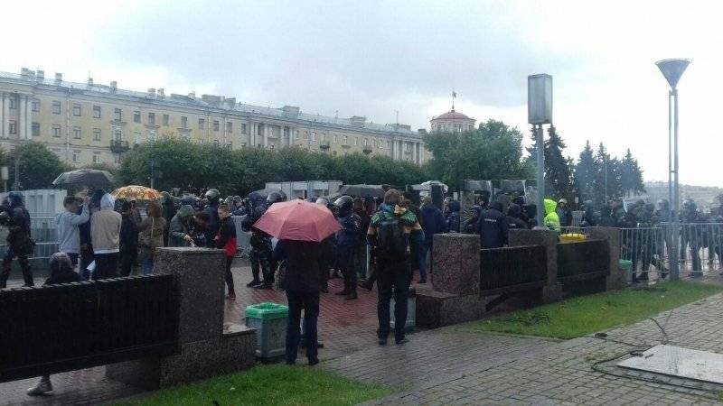 Меньше тысячи людей участвуют в митинге на площади Ленина в Петербурге