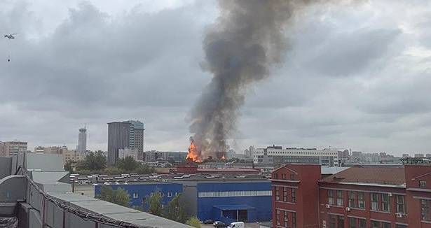 В центре Москвы горит расселенное здание, пожар удалось локализовать — Происшествия, Новости России