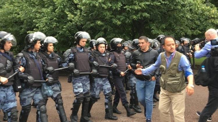 Полиция задержала 600 провокаторов на незаконном митинге в Москве