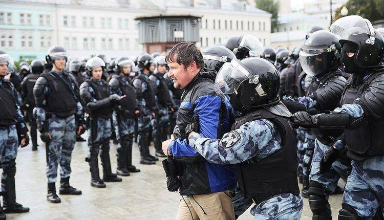 Около 10 участников несогласованной акции задержали в Москве