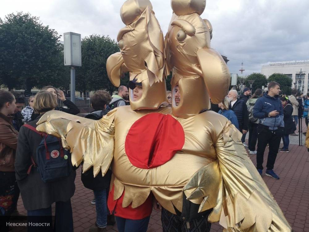 Двое мужчин в костюме двуглавого орла послали воздушные поцелуи митингующим в Петербурге