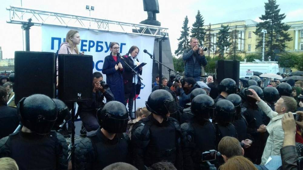 Насилие, обман, пустые обещания: как прошла акция ряженых оппозиционеров в Петербурге.