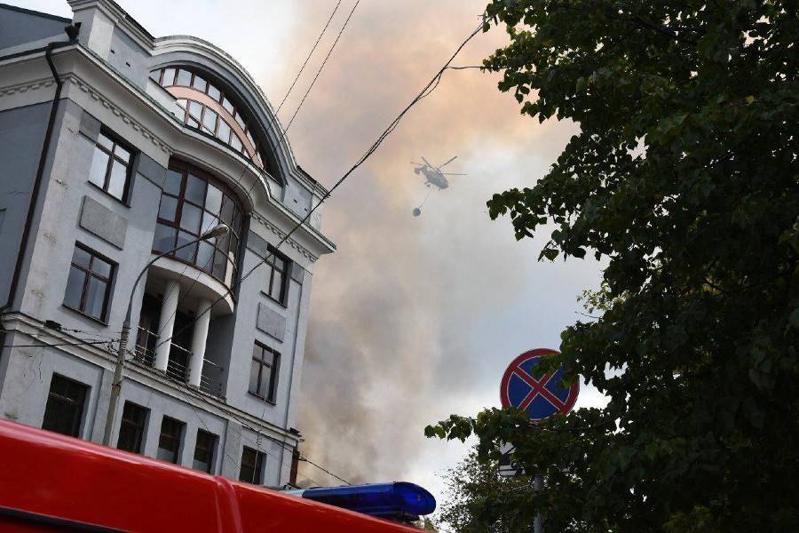 Открытое горение в здании в центре Москвы ликвидировали