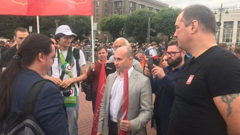Либералы сбросили со сцены патриота на митинге в Петербурге