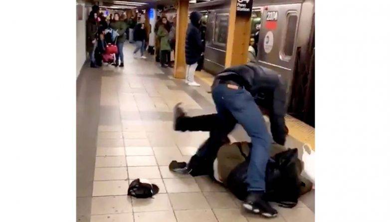 Пассажир метро дважды плюнул в другого — и тот избил его до потери сознания