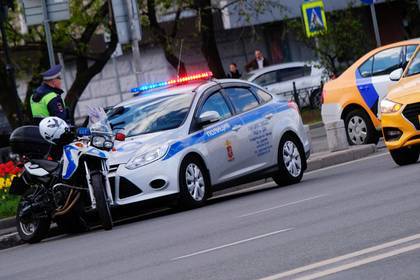 В центре Москвы такси столкнулось с полицейской машиной