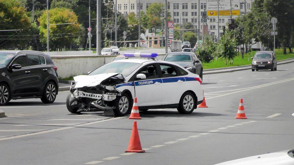 В центре Москвы полицейская машина протаранила такси (видео)