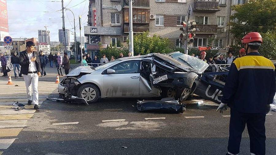 Два человека погибли в ДТП с участием пяти машин в Екатеринбурге