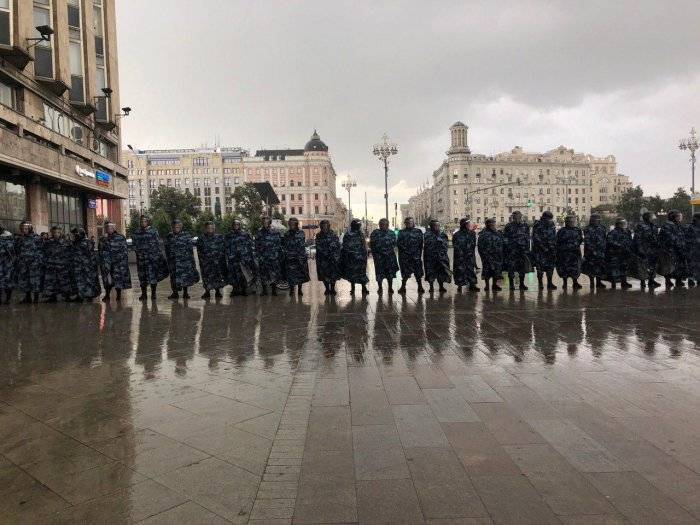 На незаконной акции протеста в центре Москвы задержали более 600 человек