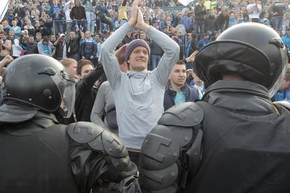 Фанаты «Зенита» подрались с полицией из-за курилки