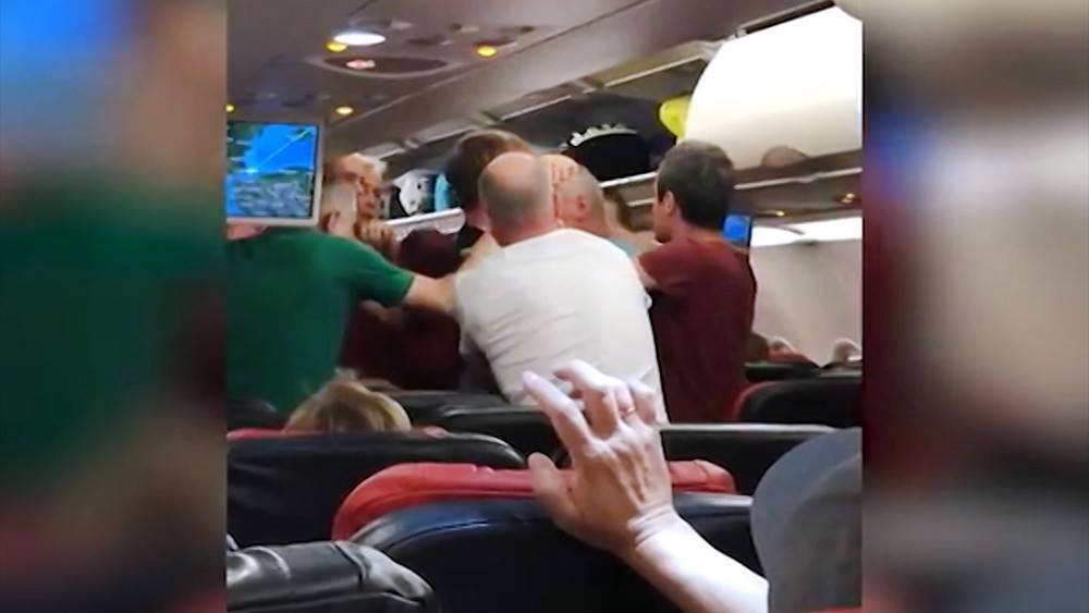 Россияне подрались в турецком самолете из-за женщины (видео)