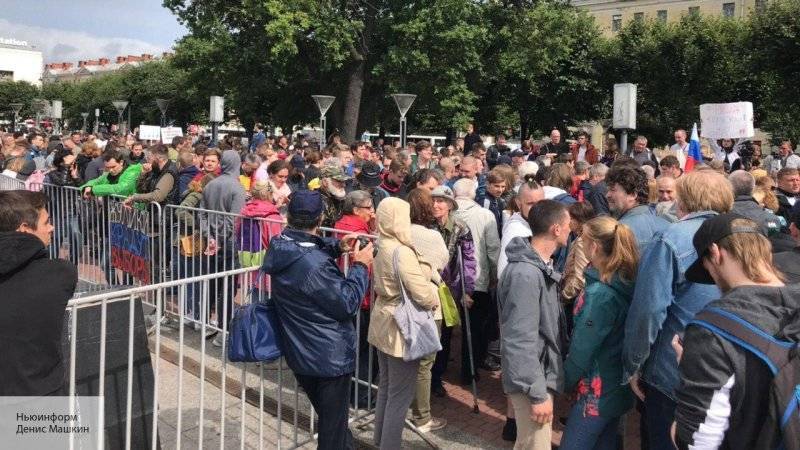 Полиции пришлось защищать либералов от разъяренной толпы на митинге в Петербурге