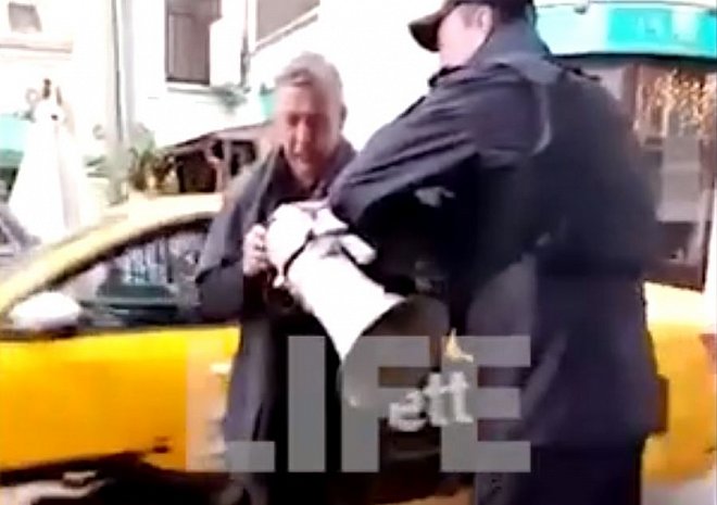 Видео: пьяный актер Ефремов «разгоняет» ОМОН в центре столицы
