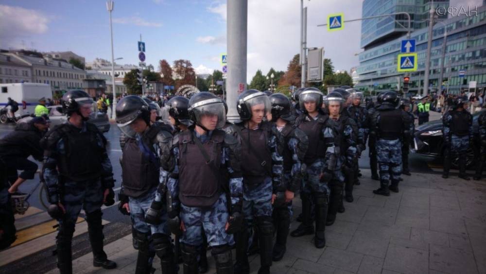 Разыскиваемый за экстремизм мужчина задержан на незаконном митинге в Москве