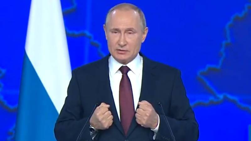 Путин напомнил, что железная дорога объединяет Россию