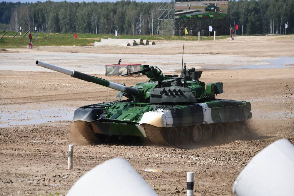 Военнослужащие РФ приготовили яичницу от тепла двигателя танка Т-80. РЕН ТВ