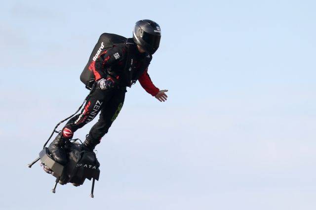 Во Франции изобретатель со второй попытки пересек Ла-Манш на летающей доске