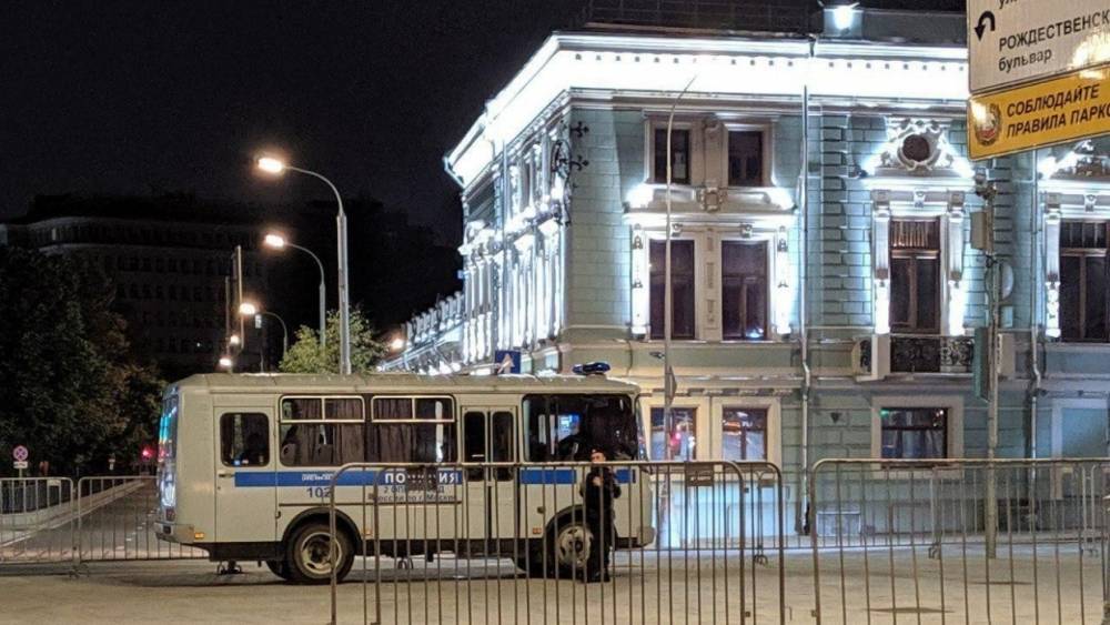 Полиция перебросила спецтехнику в центр Москвы для разгона незаконного митинга оппозиции