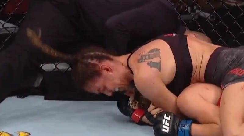Женский бой в UFC закончился жестким удушающим и потерей сознания
