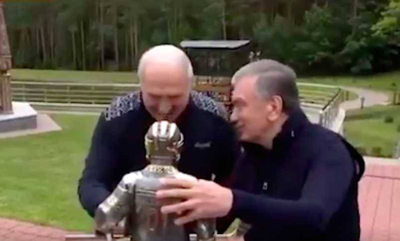 «О, здесь Коля!»: Лукашенко подарили железного хоккеиста