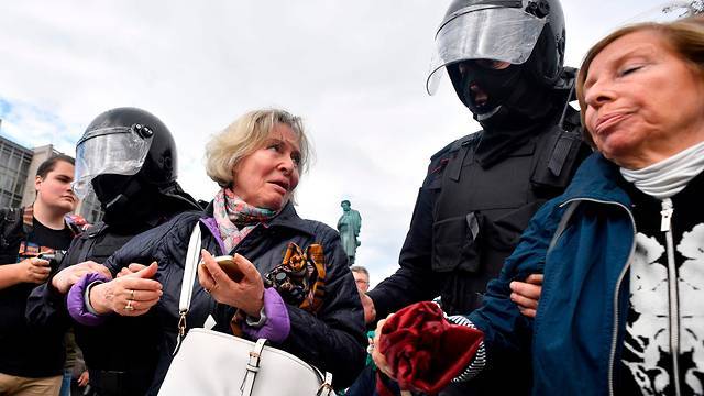 Более 300 сторонников оппозиции арестованы на митинге в Москве