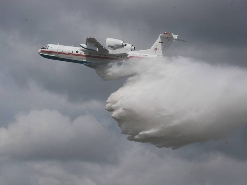 Второй борт Бе-200 начал тушить лесные пожары в Якутии