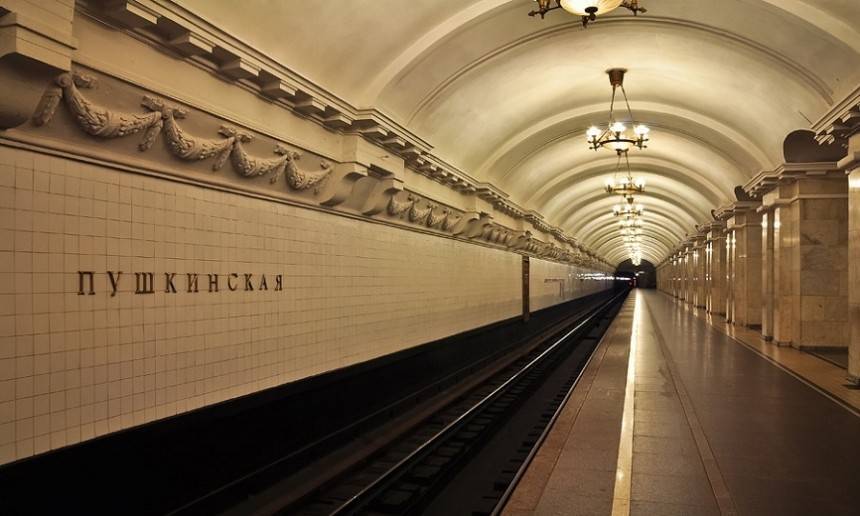 В центре Москвы у пассажиров метро проверяют документы и вручают предостережения об участии в митинге