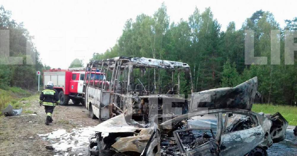 Пассажирский автобус столкнулся с легковушкой и сгорел под Владимиром.