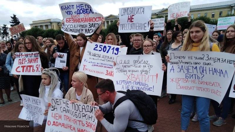 Провокаторы испортили законный митинг в защиту женщин в Петербурге