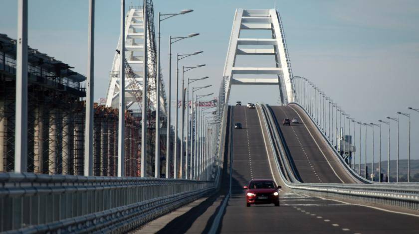 "Шнырит туда-сюда": необычное фото с Крымского моста вызвало истерику