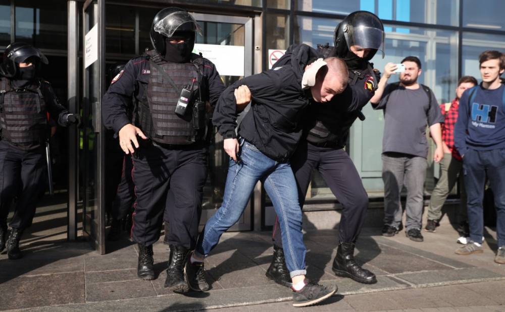 Количество задержанных на акции протеста в Москве превысило тысячу человек