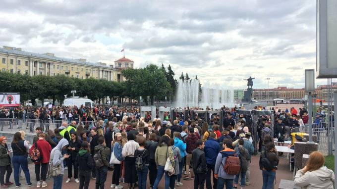 Петербуржцы вышли на улицу в поддержку сестер Хачатурян
