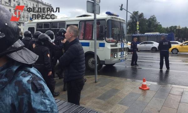 У участников несанкционированного митинга в Москве изъяли огнестрельное оружие | Москва | ФедералПресс