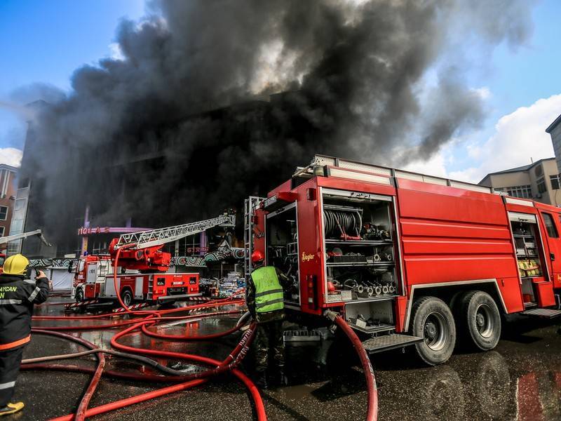 Пожар начался на территории крупнейшего ТЦ «Садарак» в Баку