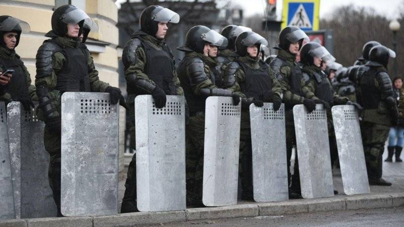 Против напавшего на ОМОН участника незаконного митинга в Москве возбуждено уголовное дело