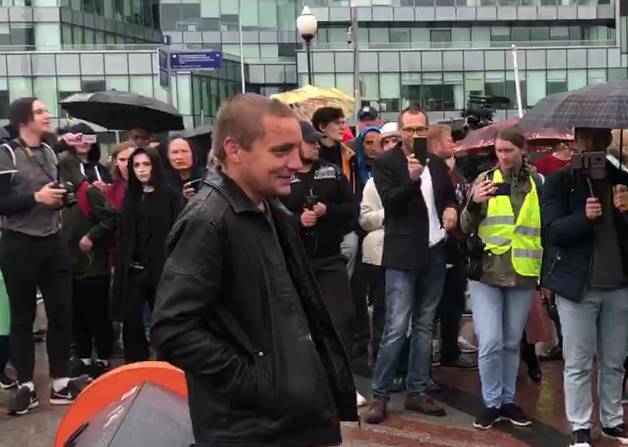 Нетрезвый мужчина привлек к себе больше внимания на митинге в Москве, чем «оппозиция»