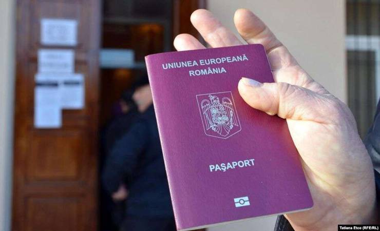 Как белорусам за деньги предлагают европейские паспорта, и законно ли это