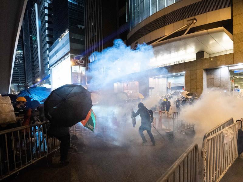 Полиция использовала газ для разгона демонстрантов в Гонконге