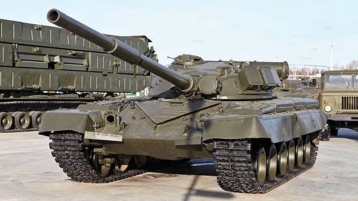 Российские военные приготовили яичницу и кофе на двигателе танка Т-80