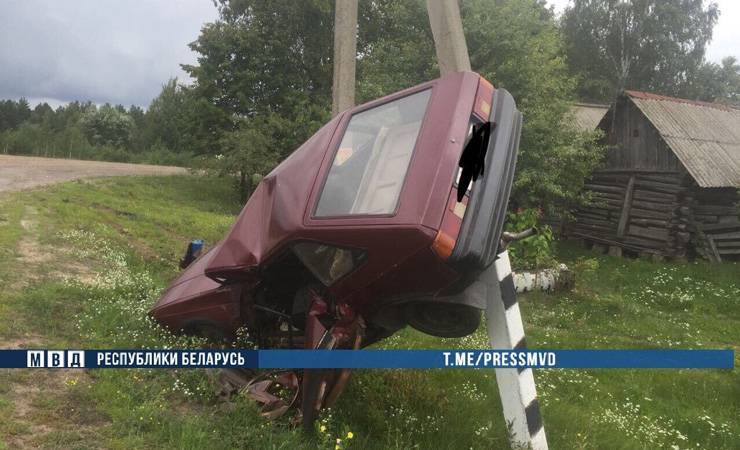 В Чечерском районе пьяный водитель врезался в колонку, опору ЛЭП и выпал из машины. Он в реанимации