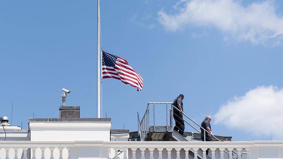 Трамп поручил приспустить флаги США в связи со стрельбой в стране