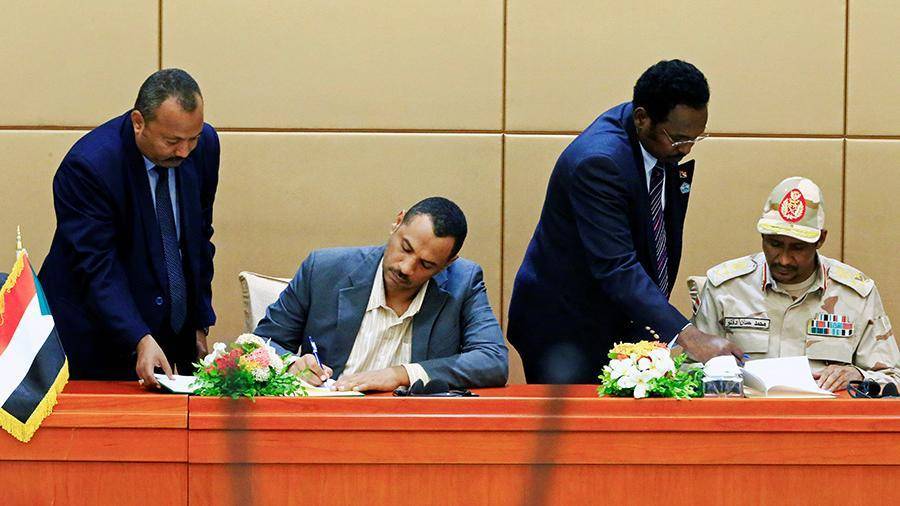 Военный совет Судана и оппозиция подписали конституционную декларацию