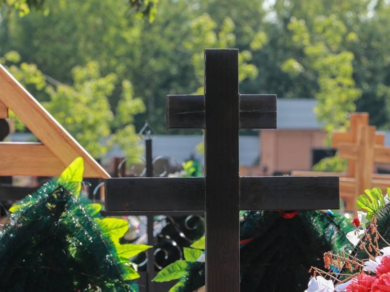Украинские вандалы сломали крест на могиле погибшего солдата
