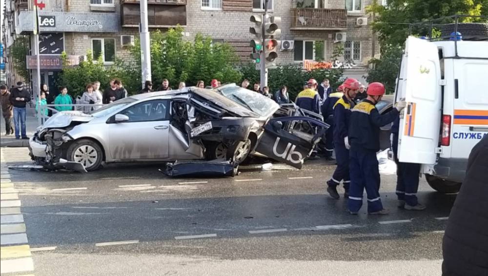 Страшное ДТП в Екатеринбурге: такси расплющило от удара, погибли двое. РЕН ТВ