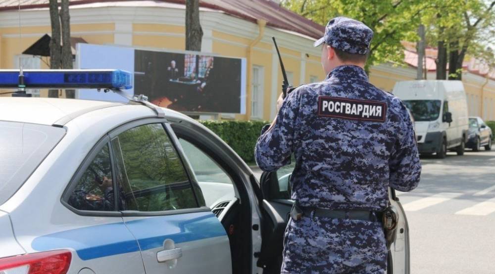 Сотрудники Росгвардии спасли московскую семью из горящей квартиры