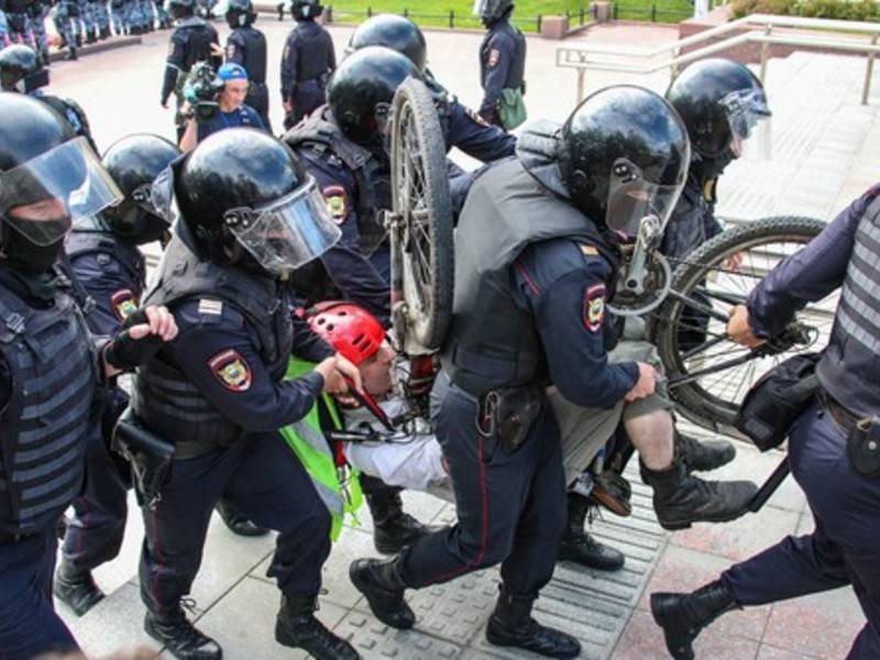 Французский МИД призвал отпустить задержанных на митинге в Москве
