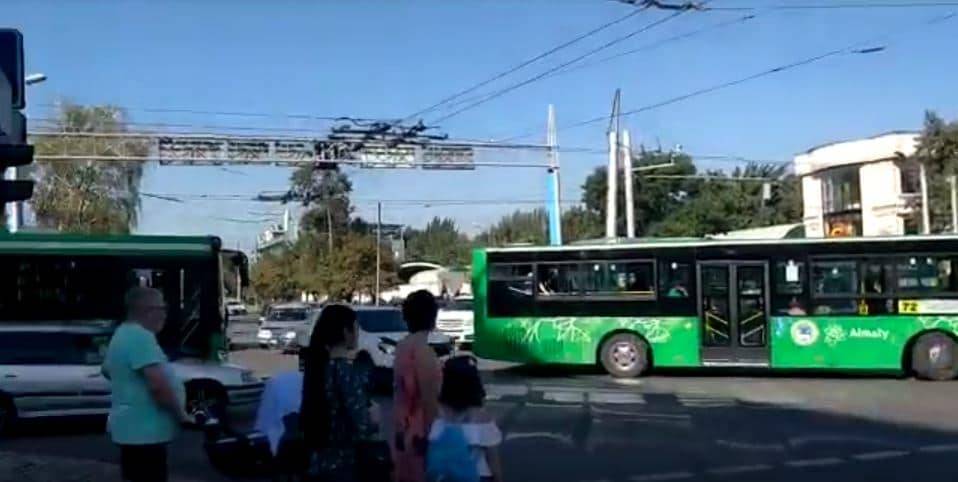 Светофоры не работают на оживленных перекрестках в Алматы (видео)