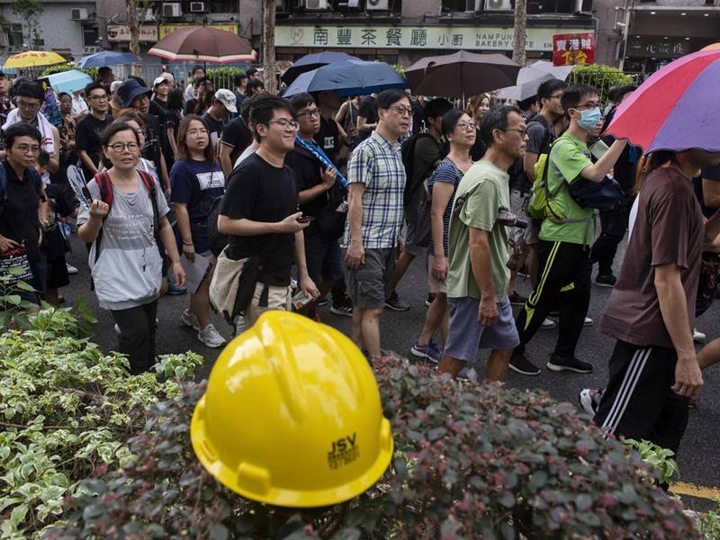 Демонстранты спровоцировали транспортный коллапс в Гонконге